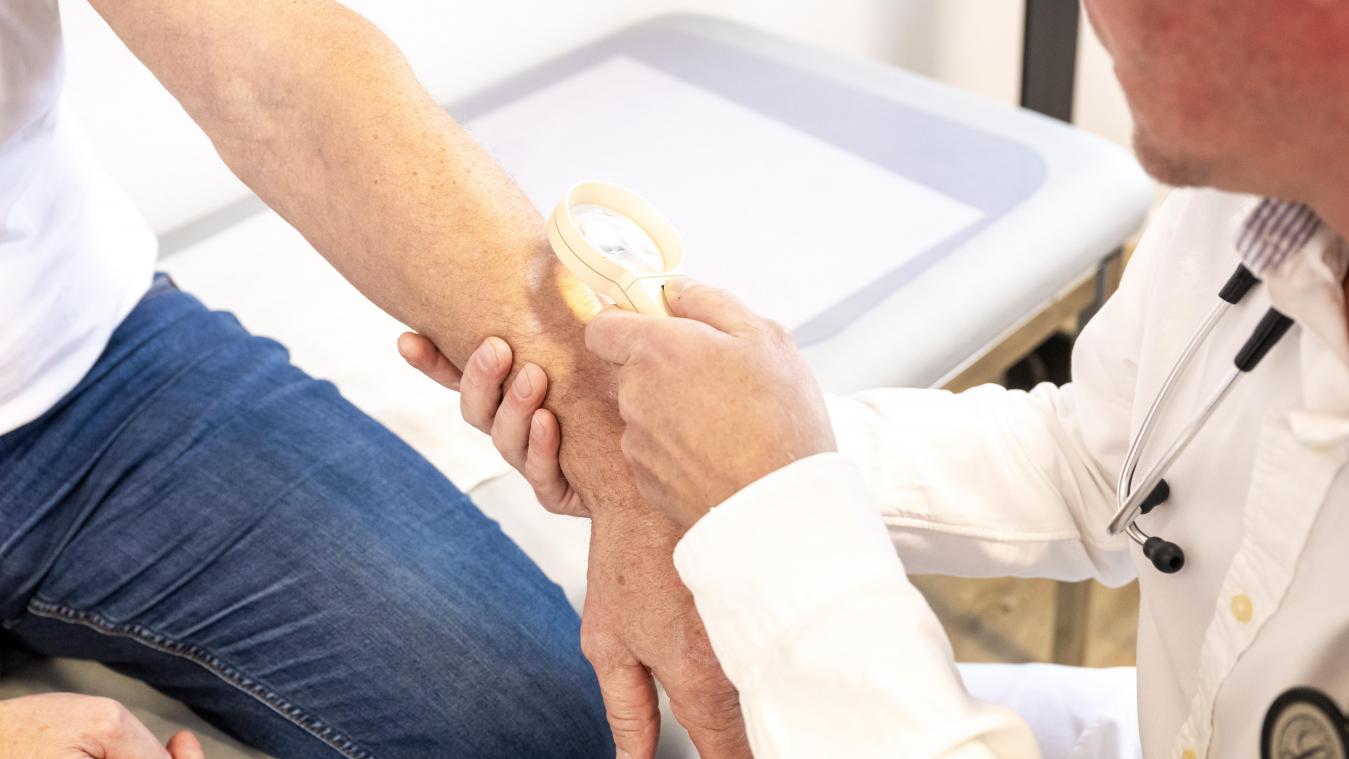 <p>Über Teledermatologie können Hausärzte künftig Fotos und Befunde digital an Dermatologen übermitteln, die innerhalb weniger Tage eine fachärztliche Einschätzung abgeben.</p>
