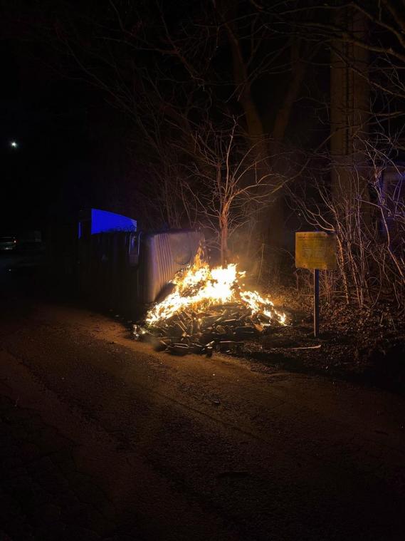 <p>Ein Zeuge bemerkte das Feuer und verständigte die Leitstelle der Feuerwehr.</p>