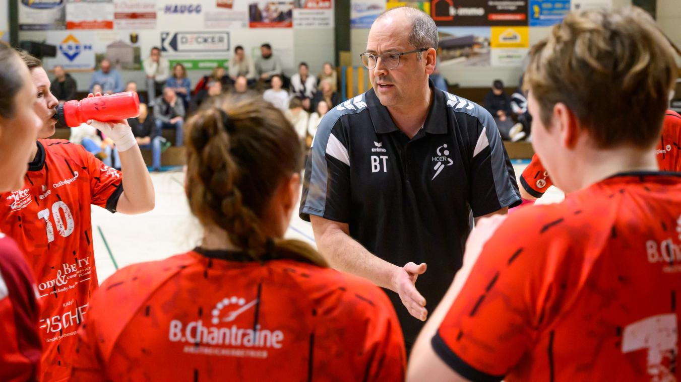 <p>„Wir wollen die jungen Spielerinnen jetzt schon zu Führungspersonen entwickeln“, erklärt HCER-Trainer Bruno Thevissen.</p>