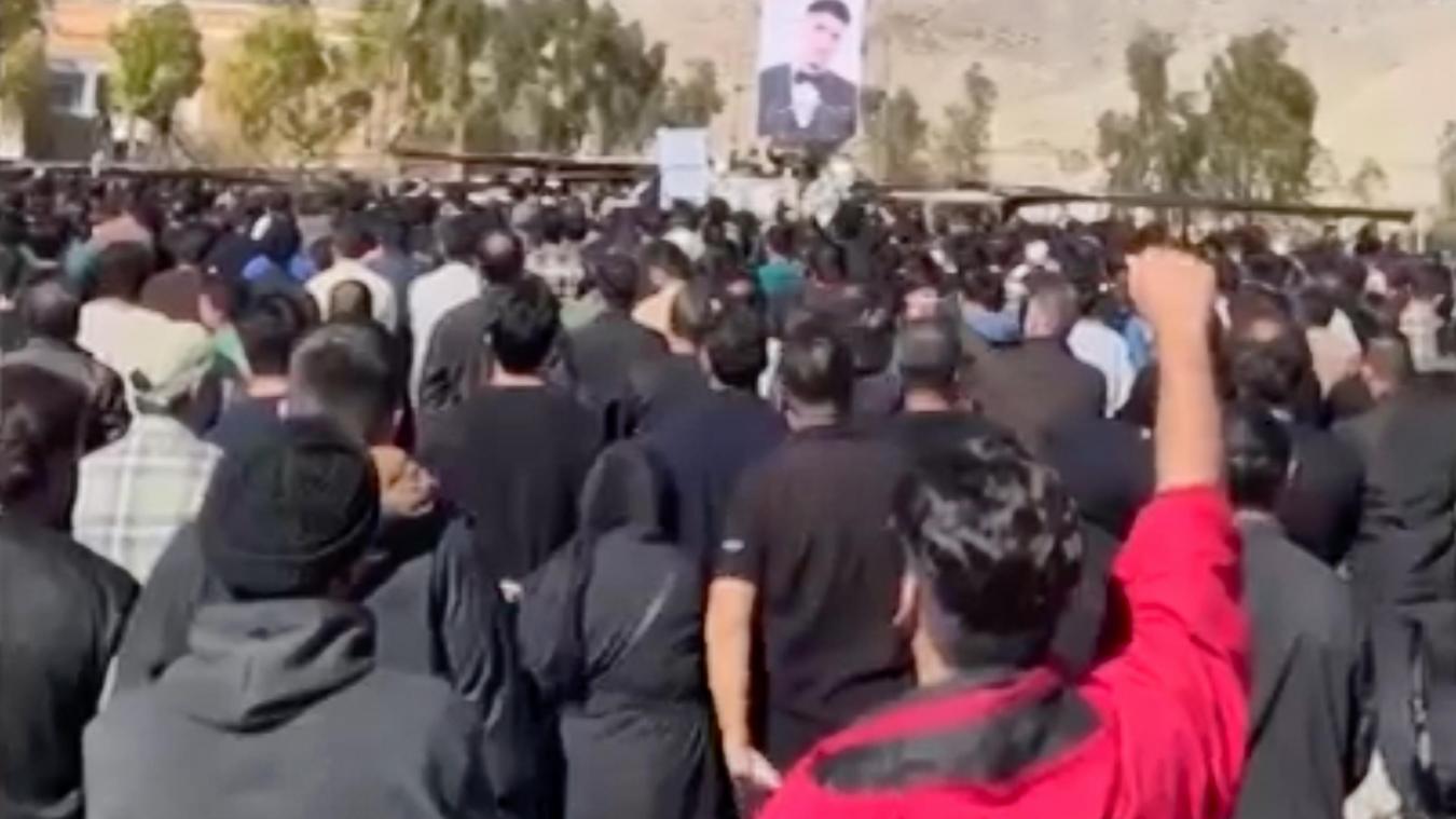 <p>In diesem Bild aus einem Video, das in den sozialen Medien kursiert, von AP verifiziert und am 17. Februar 2026 veröffentlicht wurde, rufen Teilnehmer regierungsfeindliche Slogans während einer Gedenkfeier, die als «Chehelom» (persisch für «der 40.») bekannt ist und 40 Tage nach dem Tod eines Mannes im Rahmen von Protesten stattfindet.</p>