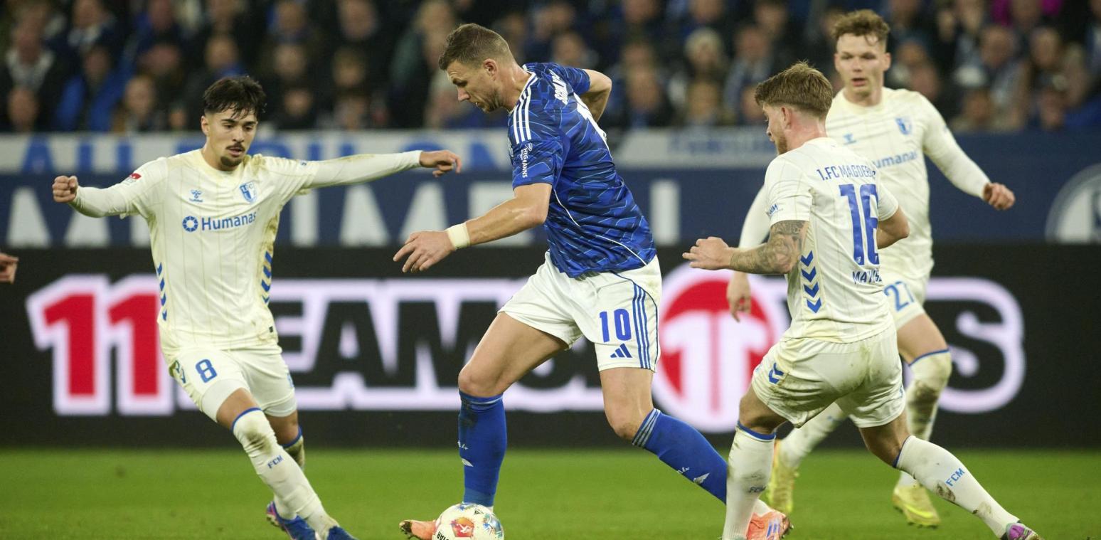 <p>Auch Dzeko trifft: Schalke nach Acht-Tore-Festival wieder Erster</p>