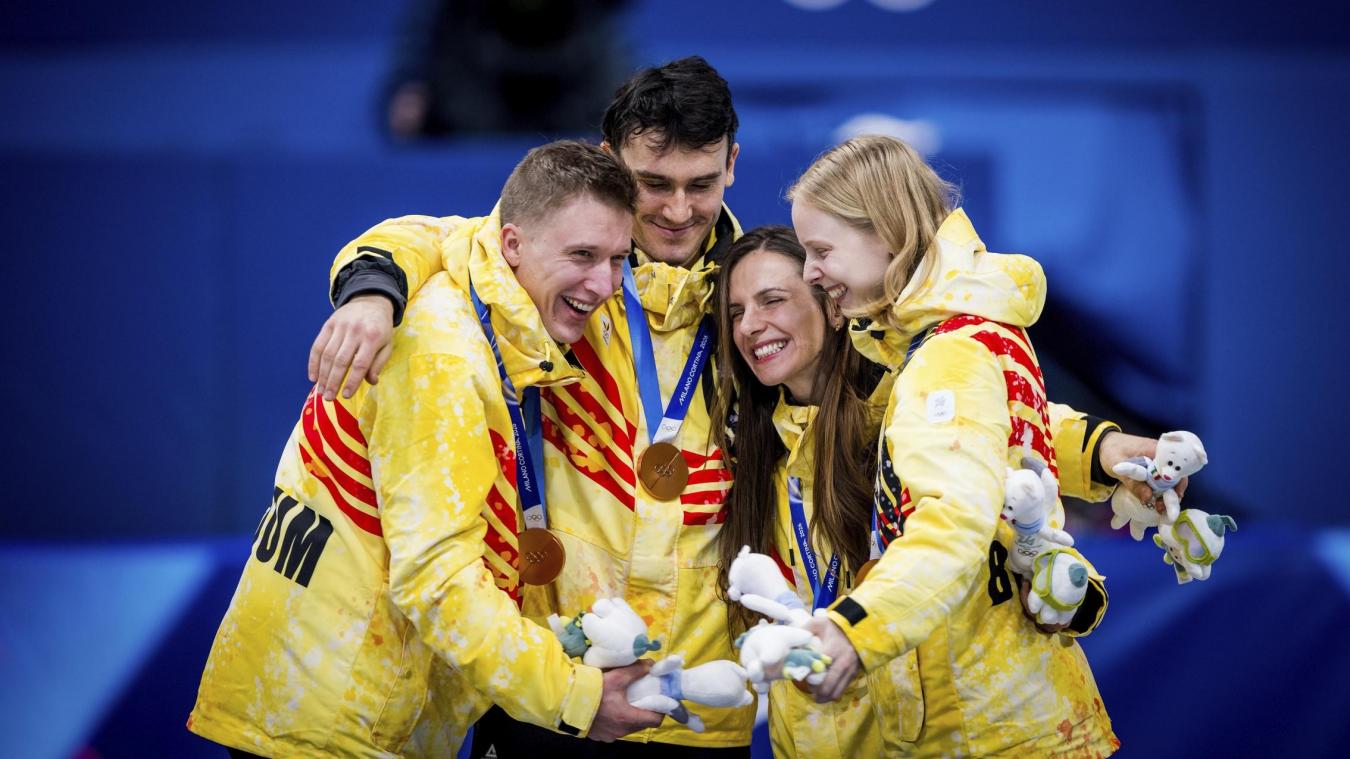 <p>Die belgischen Shorttrack-Athleten Tineke den Dulk, Ward Pétré, Hanne Desmet und Stijn Desmet feiern den Gewinn der Bronzemedaille.</p>
