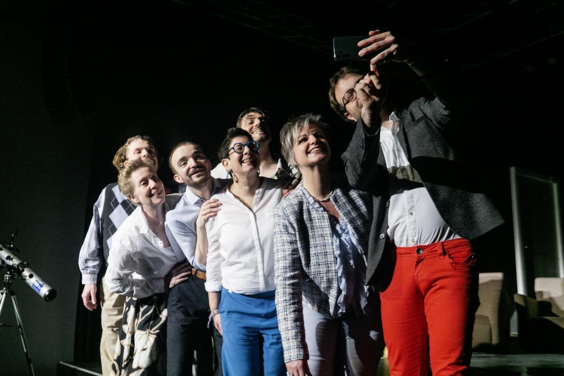<p>Der komödiantische Effekt wird unter anderem durch passende Standbilder erzeugt, etwa wenn die ganze Mannschaft für ein Selfie posiert.</p>