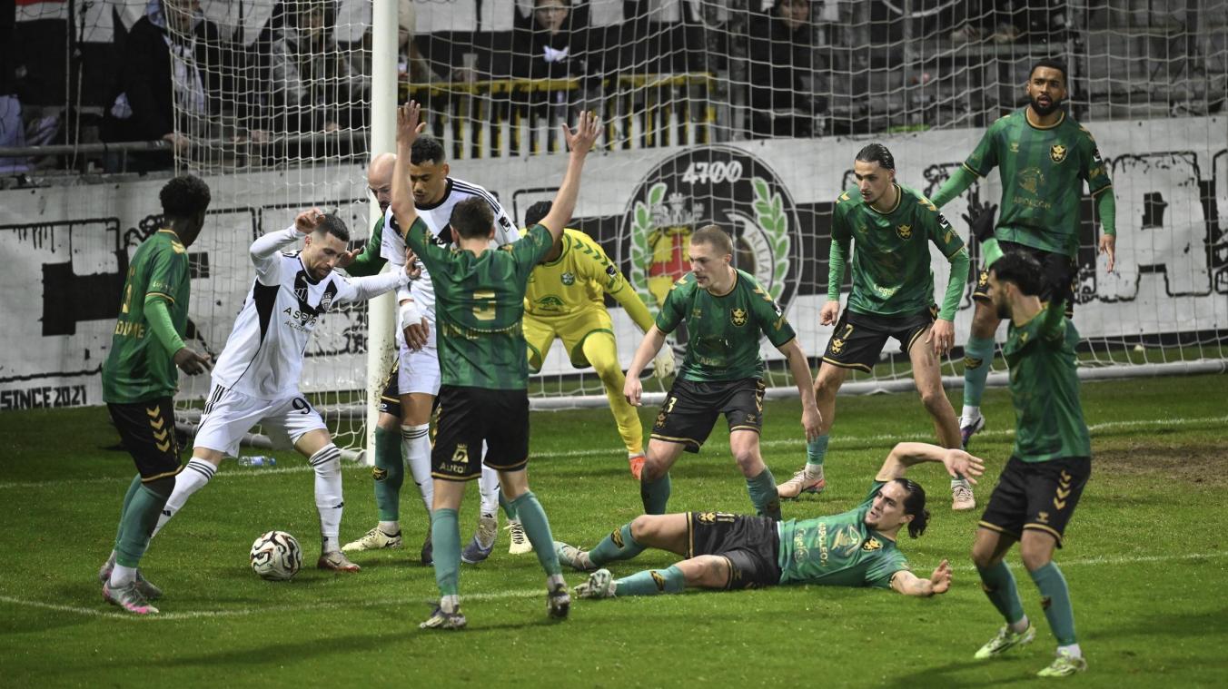 <p>Kampf um den Ball: Kikas (l.) ließ in der Nachspielzeit die Riesenchance zum 2:1 für die AS Eupen liegen.</p>