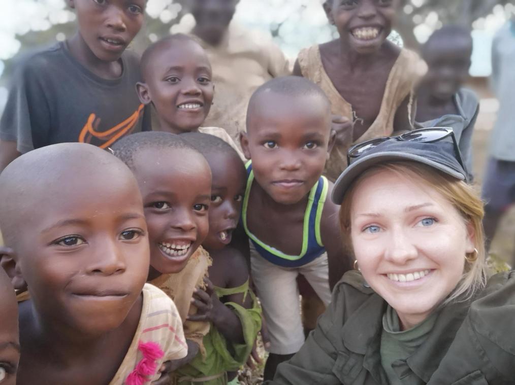 <p>Julia Deege ist 2018 mit ihrer Mutter nach Ruanda gereist, um sich die Projekte vor Ort anzusehen. Mit der Hilfe aus Ostbelgien wird seit Jahrzehnten die Ausbildung zahlreicher Kinder und Jugendlicher finanziert.</p>