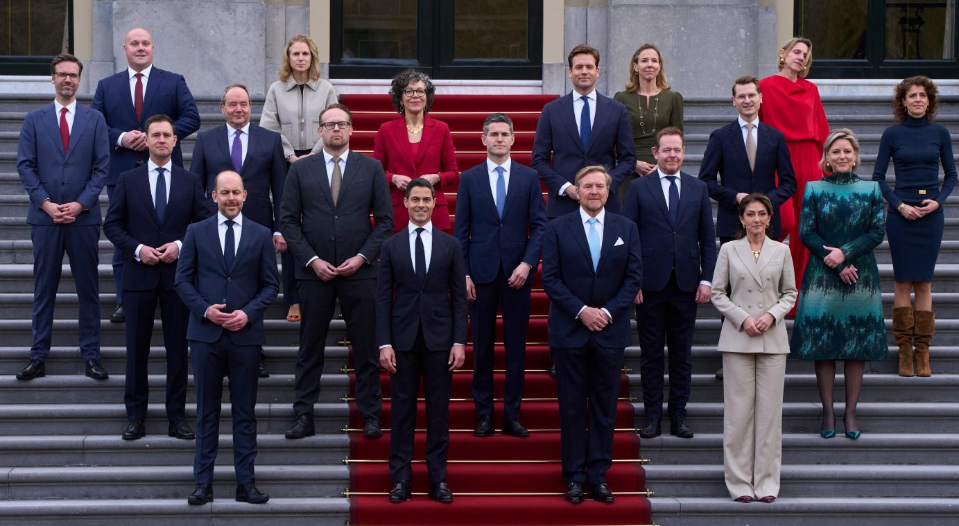 <p>Minister der neuen Drei-Parteien-Minderheitsregierung posieren mit König Willem-Alexander (Mitte rechts), Premierminister Rob Jetten (Mitte links), und Vizepremierministerin Dilan Yesilgöz (vordere Reihe rechts), auf den Stufen des Königlichen Palastes Huis ten Bosch in Den Haag.</p>
