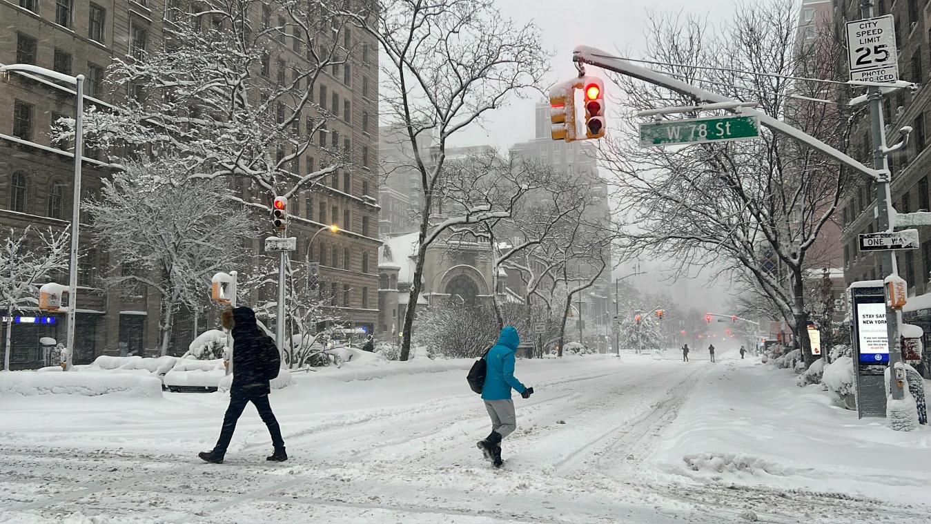 <p>Menschen gehen durch den Schnee in einer verschneiten Straße in New York.</p>