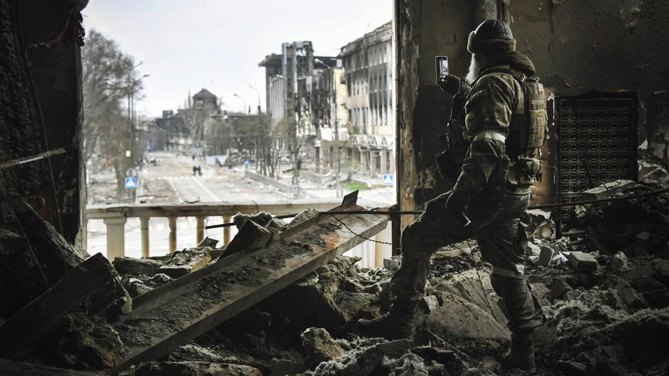 <p>Ein russischer Soldat fotografiert im ersten Kriegsjahr die von russischen Truppen bombardierte ukrainische Stadt Mariupol.</p>