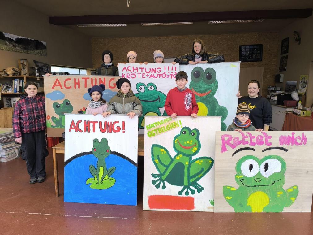 <p>Die Jugendorganisation von Natagora Ostbelgien hat am vergangenen Wochenende bunte Schilder gebastelt, um auf die Krötenwanderung aufmerksam zu machen.</p>