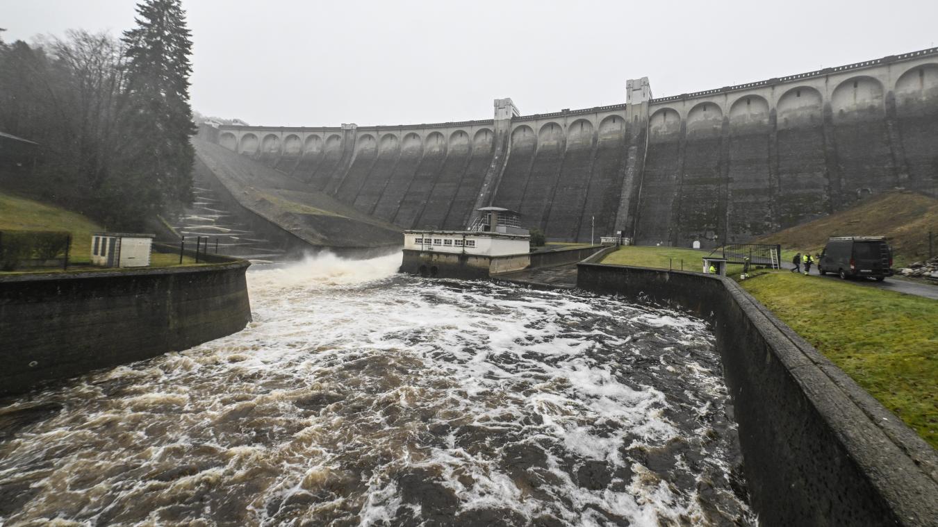 <p>In diesen Tagen wird kräftig Wasser an der Eupener Wesertalsperre abgelassen. Dadurch soll der Wasserspiegel schrittweise wieder auf 355,50 Meter abgesenkt werden.</p>