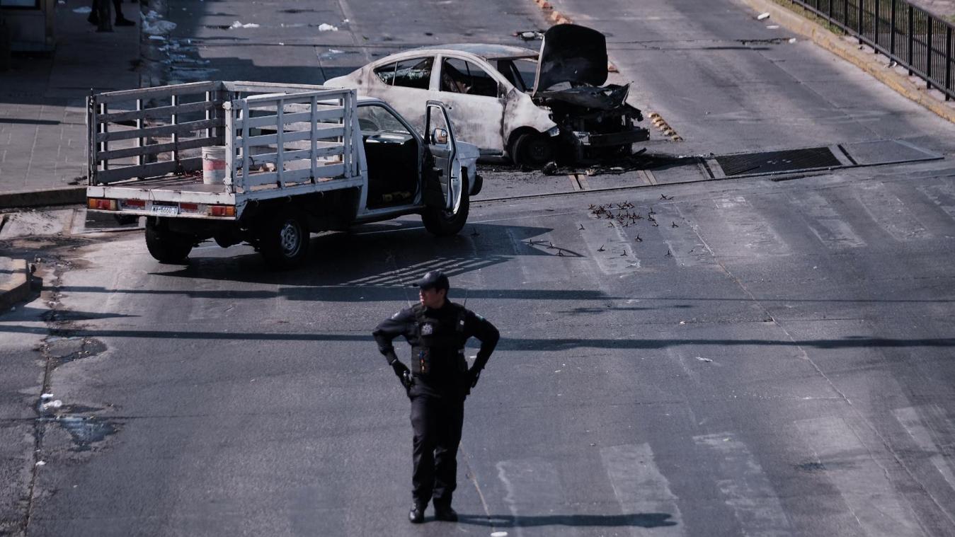<p>Ein Polizist steht an einer Straße in Guadalajara im mexikanischen Bundesstaat Jalisco. Nach dem Tod von Mexikos mächtigstem Drogenboss wurden in mehreren Bundesstaaten Straßen mit brennenden Autos, Lastwagen und Bussen gesperrt.</p>