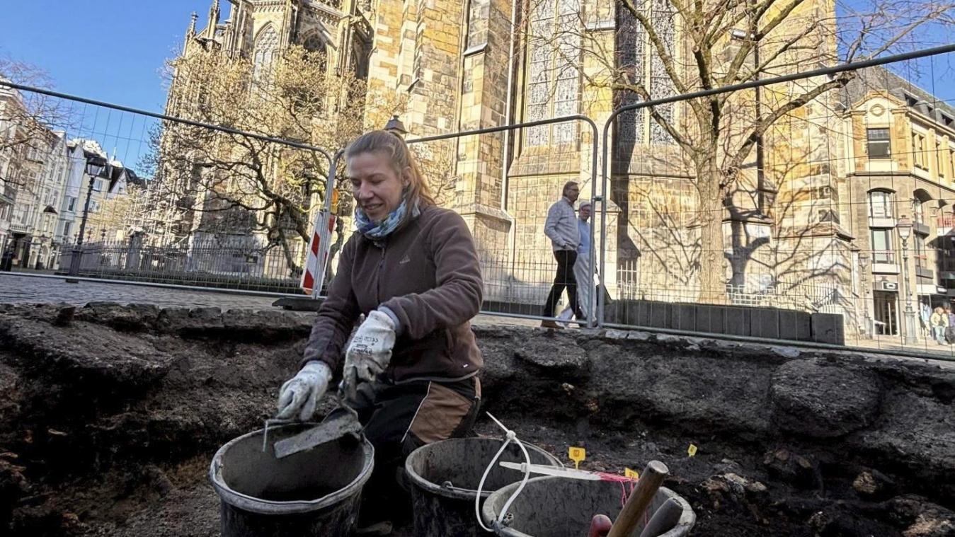 <p>Ein besonderer Arbeitsplatz: Direkt am Fuße des Aachener Doms arbeiten die größtenteils ehrenamtlichen Archäologinnen und Archäologen.</p>