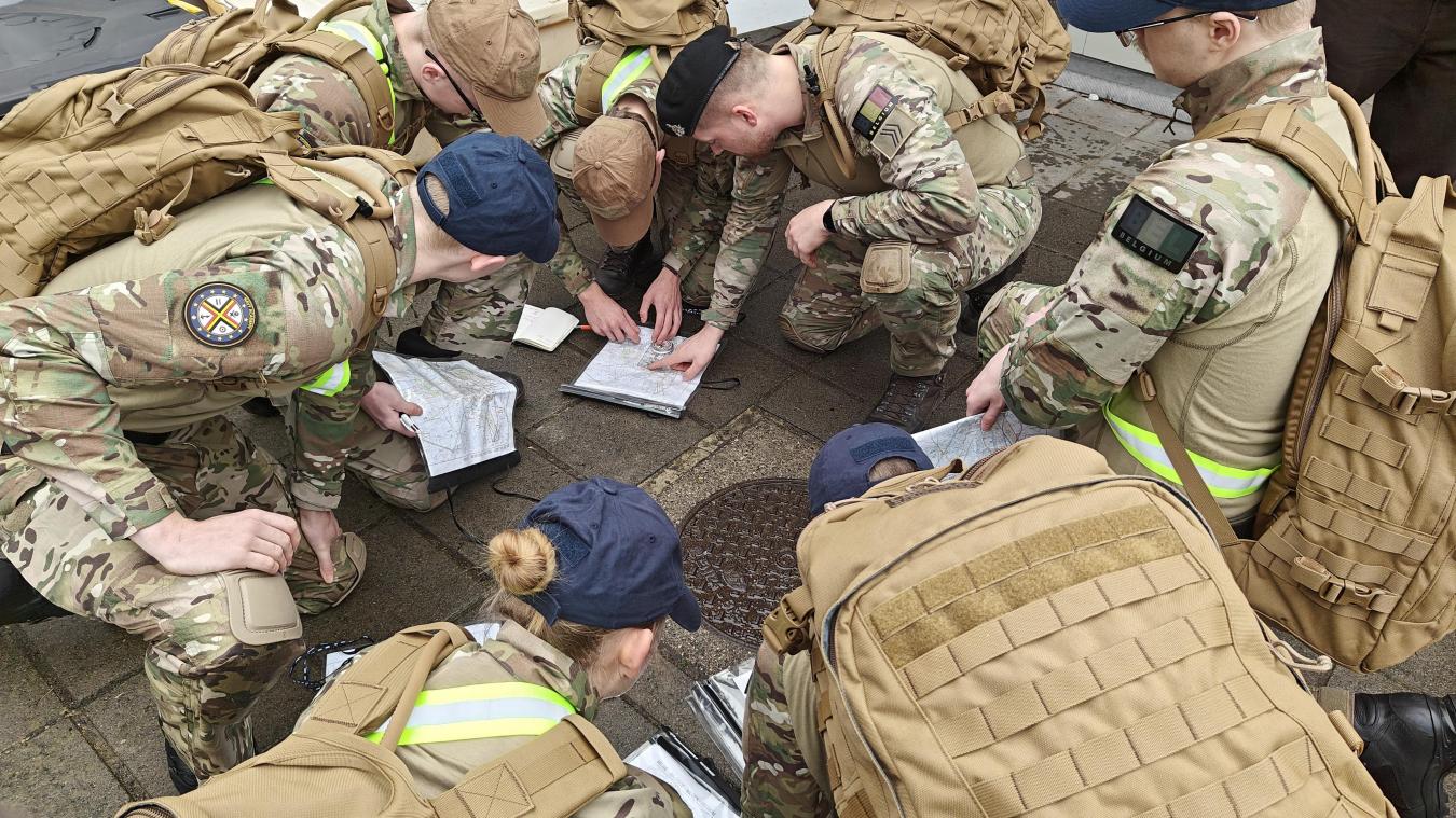 <p>Junge Soldatinnen und Soldaten bei einer Übung in Brügge: In kleinen Teams werten sie Kartenmaterial aus und koordinieren das weitere Vorgehen.</p>