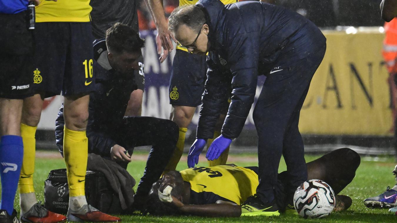 <p>Union-Stürmer Promise David wird nach seiner Verletzung im Ligaspiel gegen Antwerpen auf dem Rasen medizinisch versorgt. Der 24-Jährige musste später ausgewechselt werden und fällt nach einer Hüftoperation mehrere Monate aus.</p>