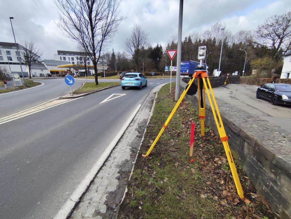 <p>Der Kreisverkehr am Grenzübergang Wemperhardt: Durch eine Express-Abbiegespur Richtung Burg-Reuland soll der Berufsverkehr künftig flüssiger werden. Ebenso sind Verkehrssicherheitsmaßnahmen für Fußgänger geplant.</p>