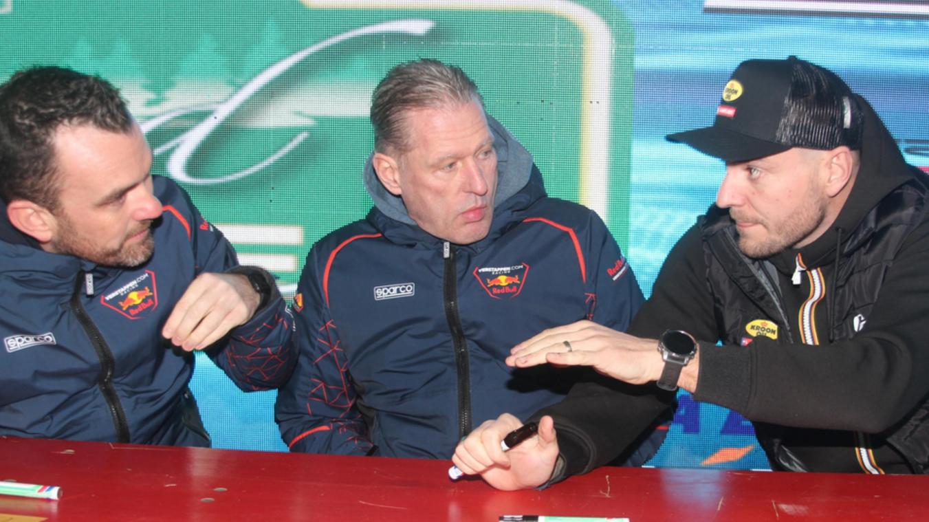 <p>Die Hauptfavoriten in der Rallye-Landesmeisterschaft BRC 2026 (v.r.n.l.): Cédric Cherain und Jos Verstappen mit Copilot Renaud Jamoul, hier zuletzt bei der Autogrammstunde der Legend Boucles in Bastogne.</p>