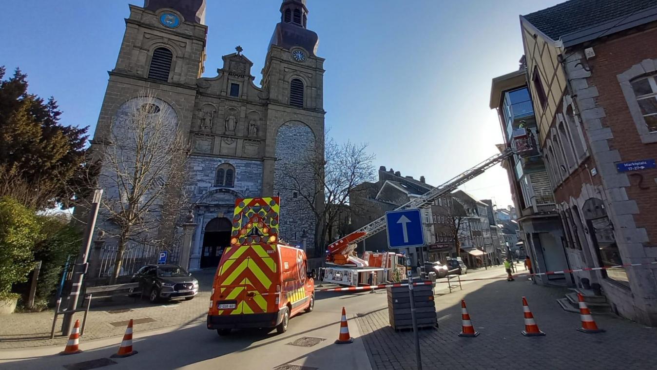 <p>Zwei Einsatzkräfte stiegen kurzerhand in den Rettungskorb der Drehleiter und lösten das Problem in luftiger Höhe.</p>