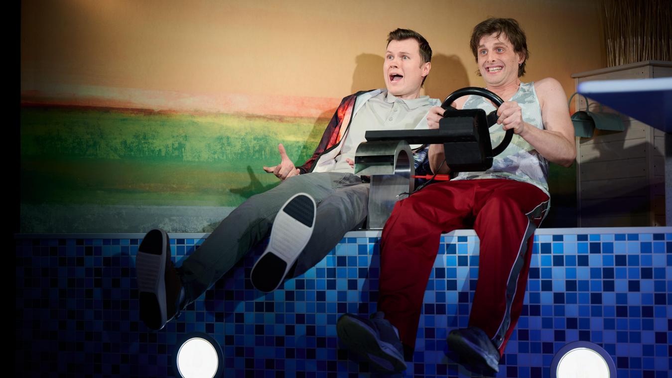 <p>Jan Fritz Meier als Maik (links) und Dennis Papst als Tschick nehmen das Publikum mit auf eine ebenso humorvolle wie berührende Reise quer durch Deutschland.</p>