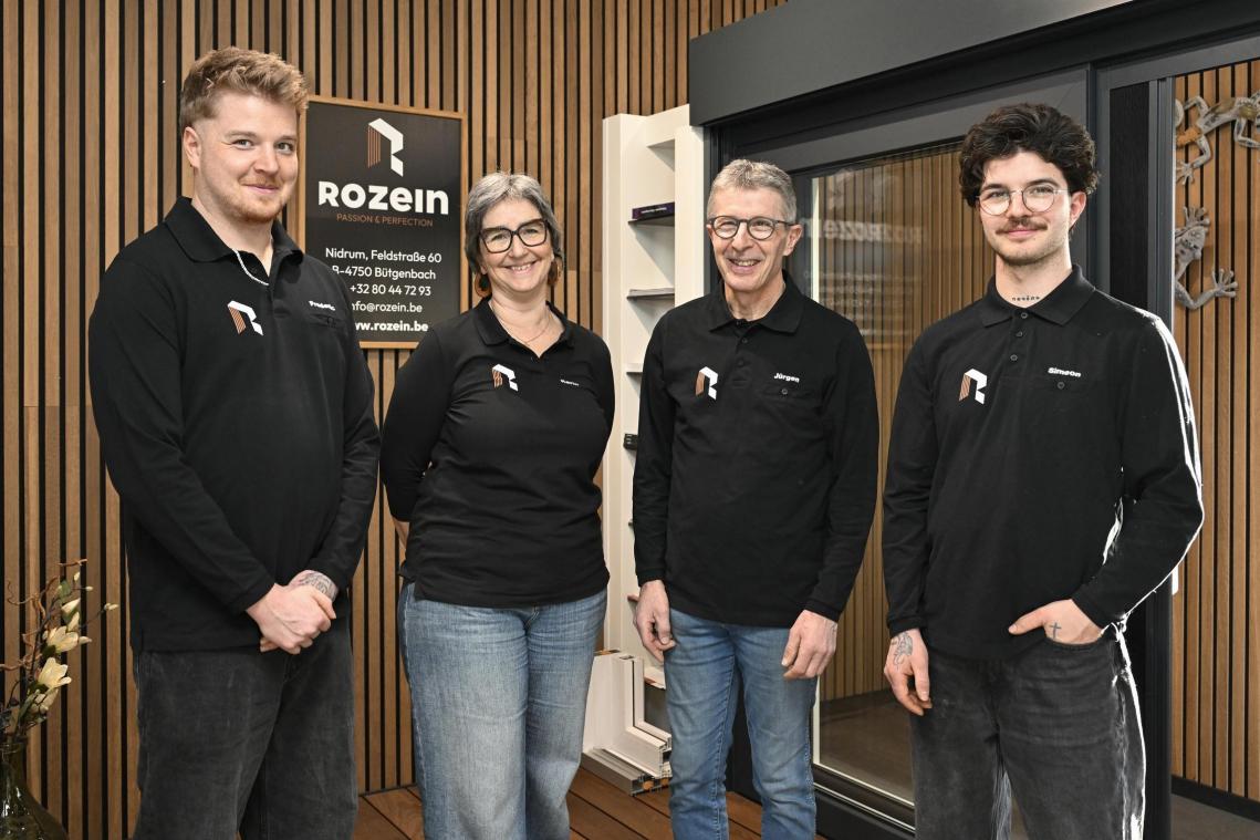 <p>Geglückte Betriebsnachfolge: Die Brüder Frederic (30, links) und Simeon (26, rechts) treten bei der Nidrumer Schreinerei Rozein allmählich in die Fußstapfen ihrer Eltern Jürgen und Karin Rozein-Niessen. Fotos: David Hagemann</p>