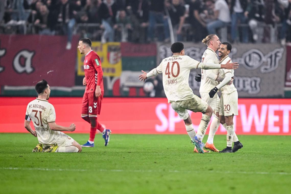 <p>Alexis Claude-Maurice (rechts, FC Augsburg) und sein Team jubeln nach dem Tor zum 2:0.</p>