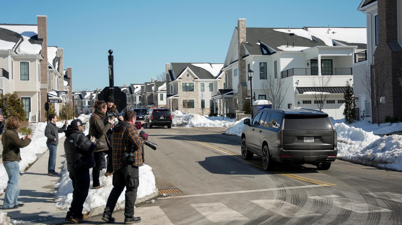 <p>Ein Autokorso mit dem ehemaligen US-Präsidenten Bill Clinton nähert sich dem Chappaqua Performing Arts Center, wo Clinton im Rahmen einer Untersuchung des Kongresses über den verurteilten Sexualstraftäter Jeffrey Epstein vor Gesetzgebern des US-Repräsentantenhauses aussagte.</p>