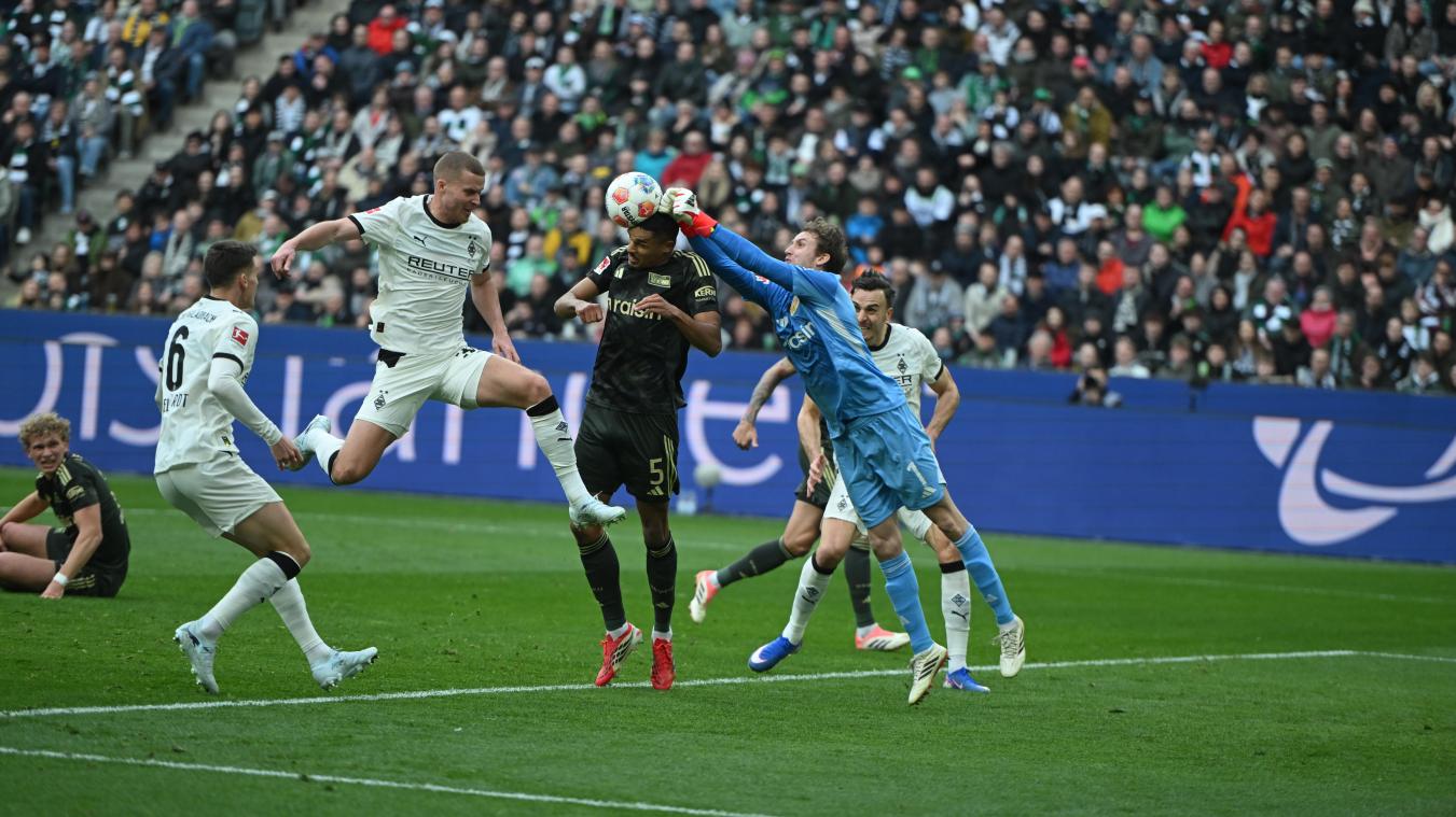 <p>Frederik Rönnow (1. FC Union Berlin, rechts) wehrt einen Ball ab, während Nico Elvedi (Borussia Mönchengladbach, links) und Danilho Doekhi (1. FC Union Berlin, Mitte) zum Ball gehen.</p>