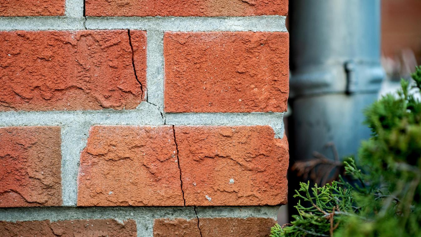 <p>Frühjahrs-Check fürs Haus: Risse, Feuchtigkeit, Dach &amp; Dämmung im Blick behalten.</p>