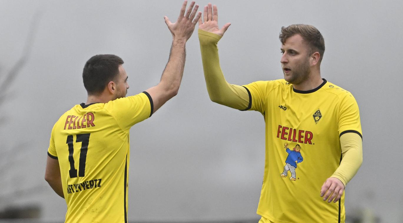 <p>Er trifft und trifft und trifft: Weywertz-Dopppelpacker Tom Bultot (rechts) gegen Walhorn</p>