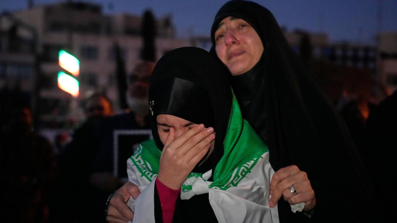<p>Anhänger der Regierung trauern in einer Versammlung in Teheran, Iran, nachdem das staatliche Fernsehen offiziell den Tod des iranischen Obersten Führers Ajatollah Ali Chamene verkündet hat.</p>