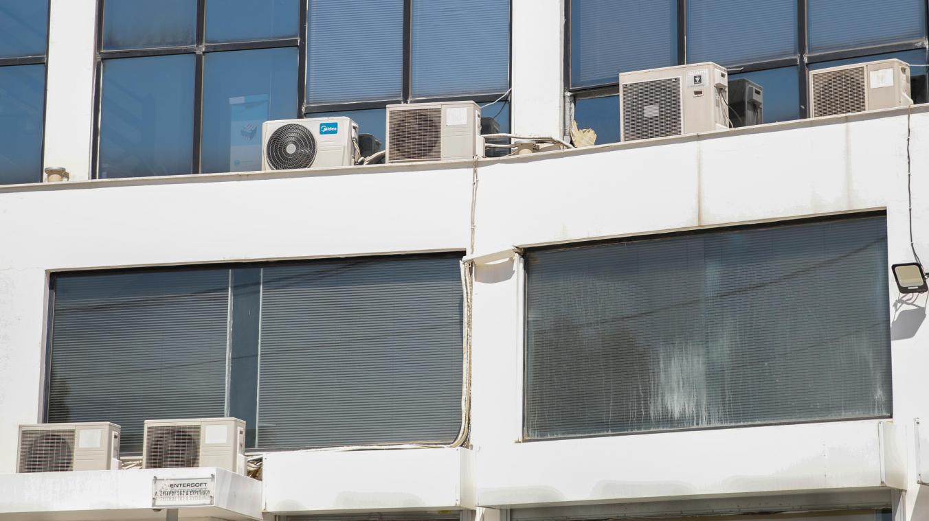 <p>Mehrere Außengeräte von Klimaanlagen sind in Athen an der Fassade eines Bürogebäudes montiert. Wegen anhaltender Hitzewellen setzen viele Firmen in Südeuropa auf zusätzliche Kühltechnik, oft in Form von Einzelgeräten an Fenstern oder Flachdächern.</p>
