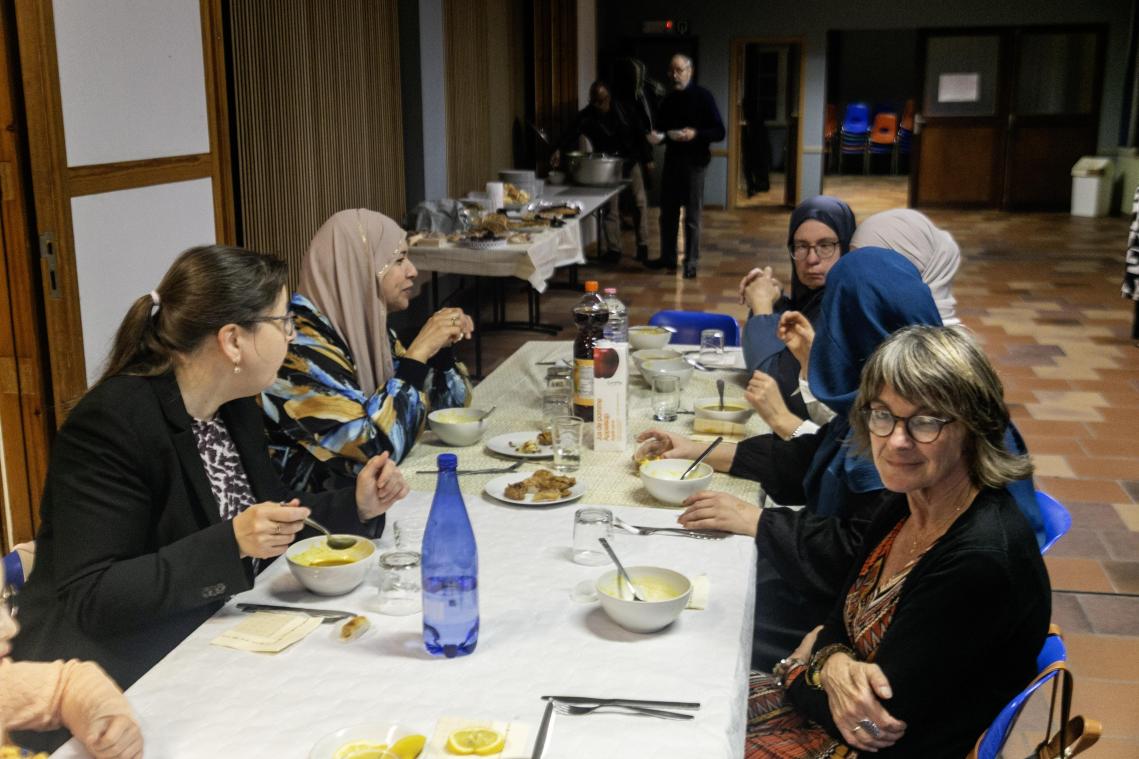 <p>Muslime und Gäste aus anderen Religionsgemeinschaften kommen beim Iftar zusammen.</p>