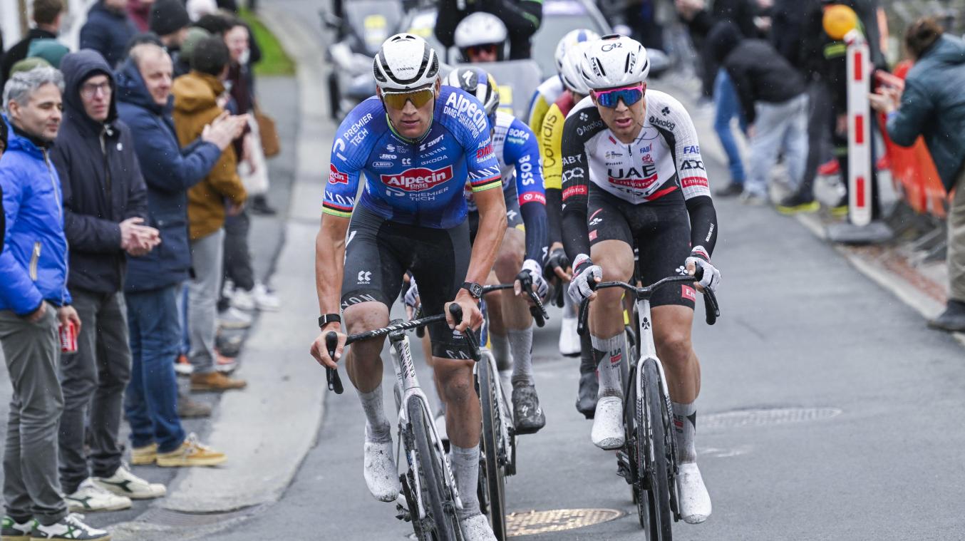 <p>Mathieu van der Poel (l.) und Florian Vermeersch am Berendries-Anstieg.</p>
