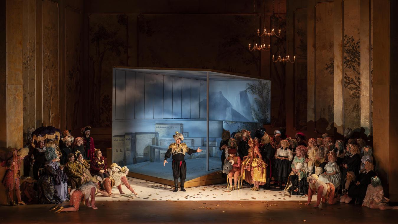 <p>Beeindruckende Bühnenbilder und farbenfrohe Kostüme prägen den ersten Teil der Aufführung.</p>