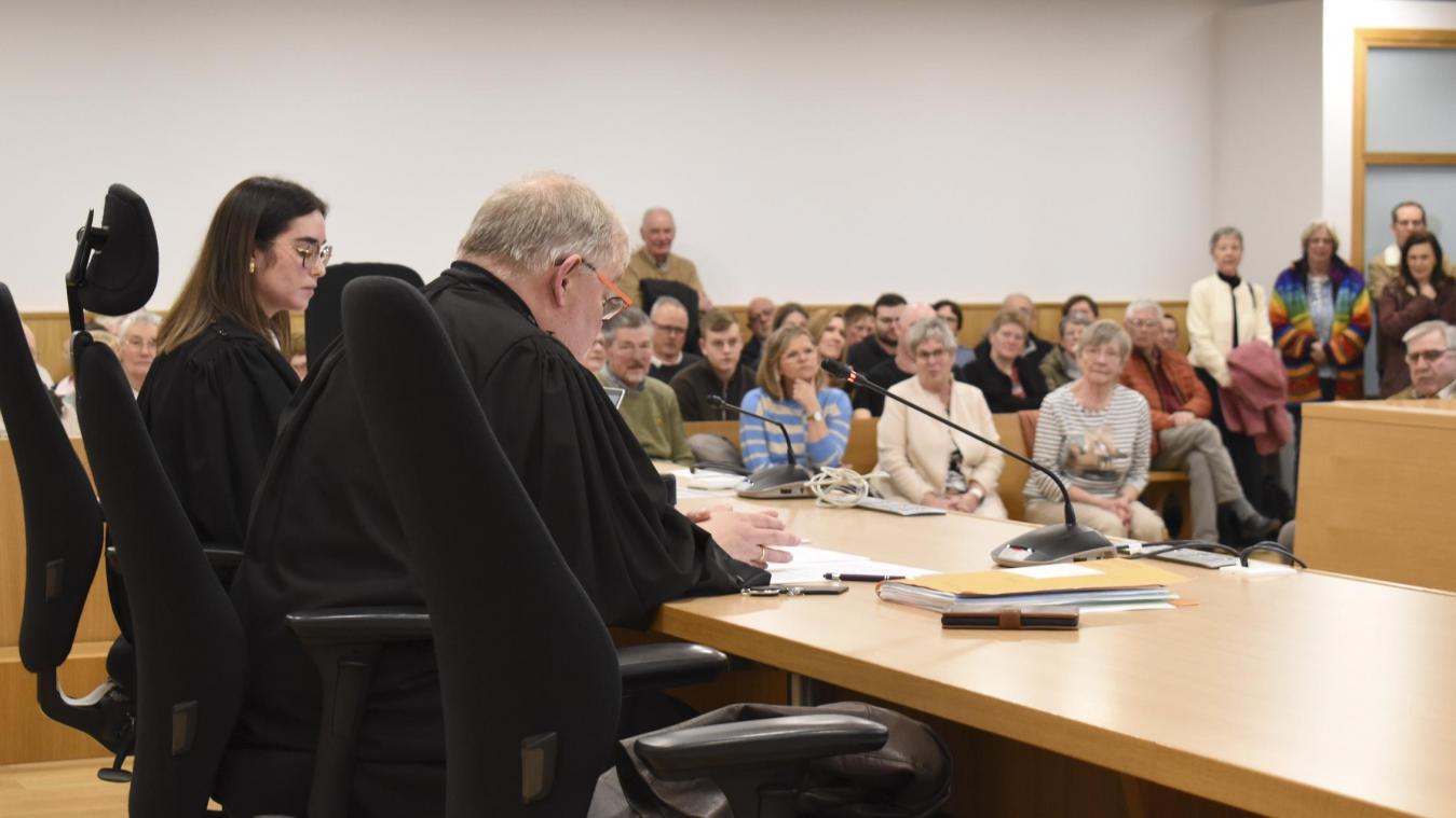 <p>Richter Axel Kittel erläutert beim Tag der offenen Tür im Eupener Gerichtsgebäude den Ablauf eines Strafverfahrens. Besucher erhielten Einblicke in die Arbeitsweise der Justiz und konnten einen Showprozess im Gerichtssaal verfolgen.</p>