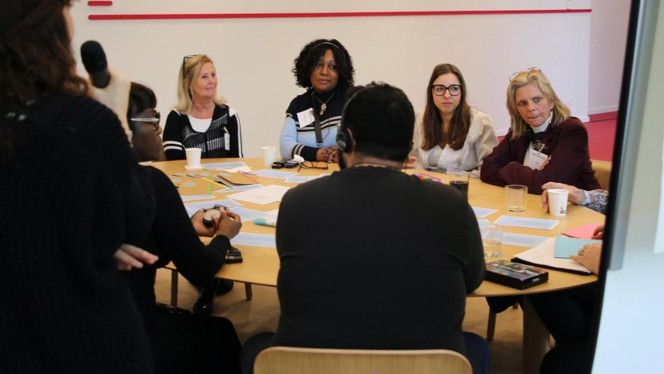 <p>Eine der acht Diskussionsgruppen, der auch die einzige ostbelgische Teilnehmerin, Kelly Zimmermann (2.v.r.), angehört.</p>