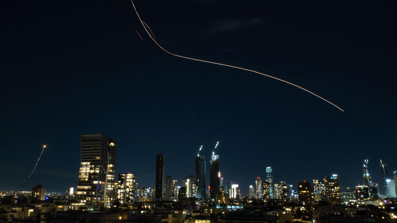 <p>Diese Langzeitaufnahme aus Tel Aviv zeigt die Leuchtspuren von Abfangraketen, die von israelischen Luftverteidigungssystemen abgeschossen wurden.</p>