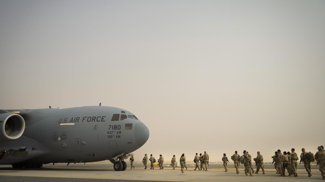 <p>Das von der US-Luftwaffe zur Verfügung gestellte Foto zeigt US-Soldaten der 1st Combined Arms Battalion, des 163rd Cavalry Regiments die auf dem Luftwaffenstützpunkt Ali Al Salem eine C-17 Globemaster III besteigen.</p>