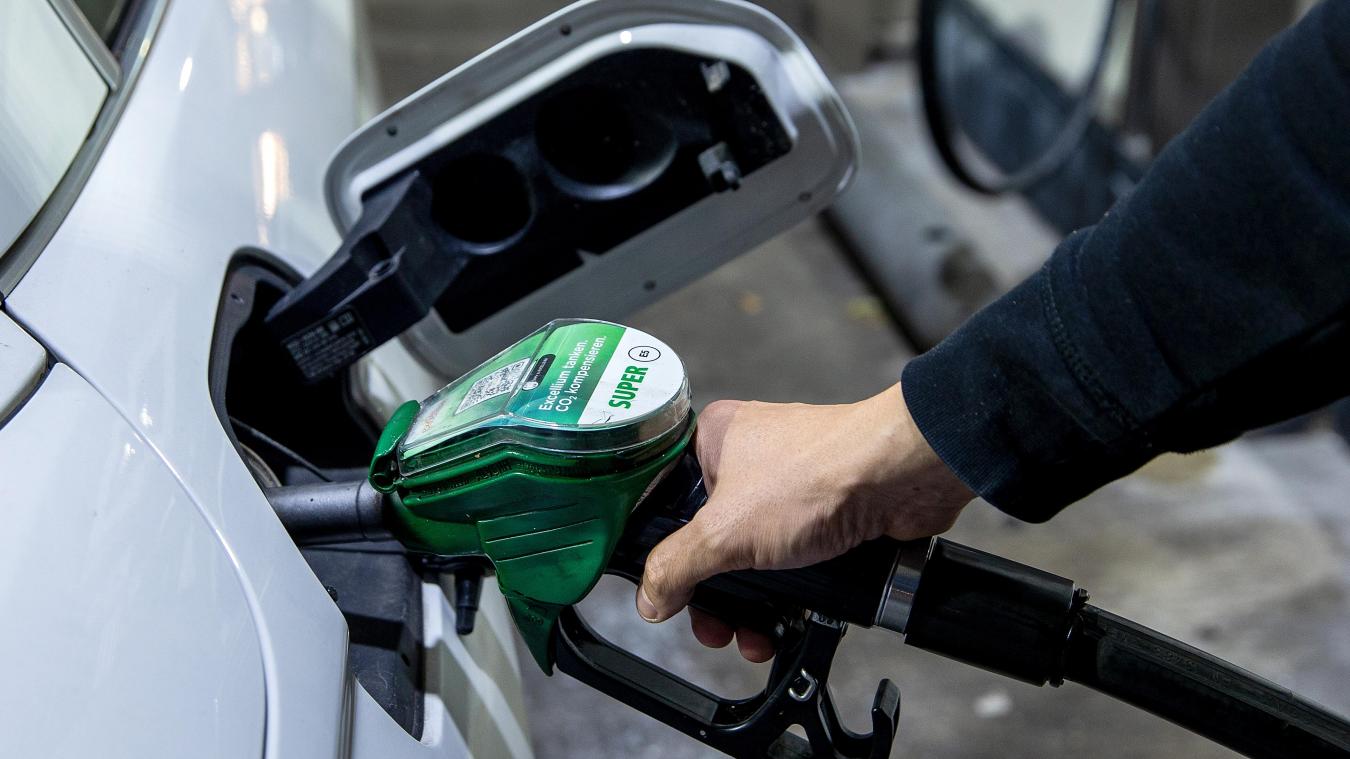 <p>Autofahrer müssen ab Dienstag mehr bezahlen: Der maximale Dieselpreis steigt auf 1,779 Euro pro Liter – so hoch wie seit Ende November nicht mehr.</p>