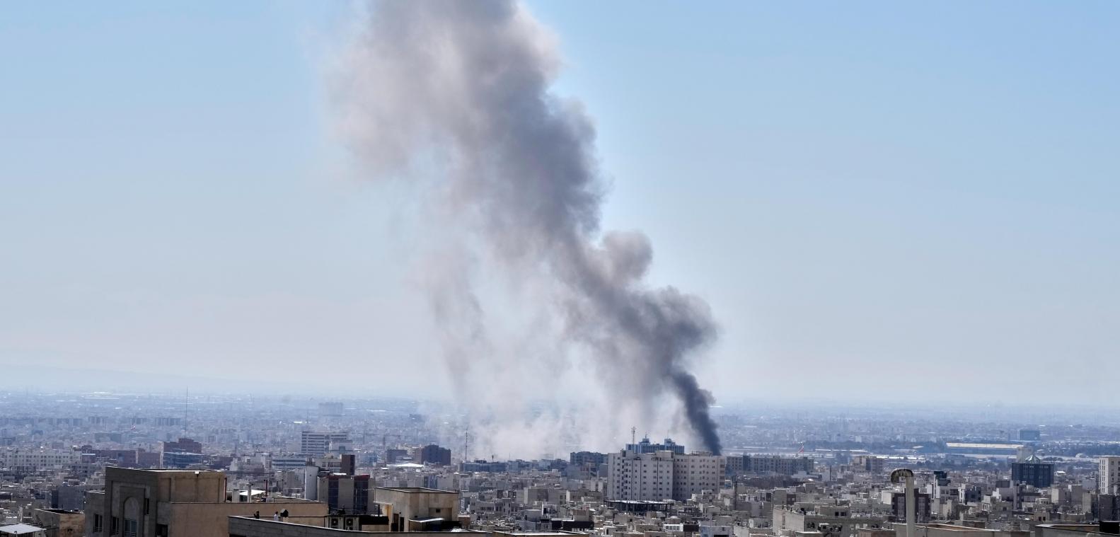 <p>Eine Rauchwolke steigt nach einer Explosion in Teheran auf.</p>