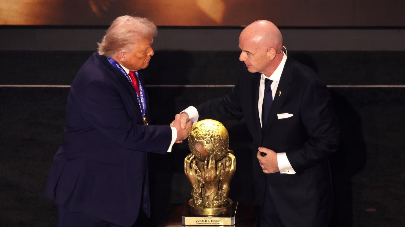 <p>FIFA-Boss Gianni Infantino (r.) überreicht Trump den „Friedenspreis“. Ob er sein Versprechen, während der WM für „104 Super Bowls“ zu sorgen, nach den jüngsten Ereignissen einhalten kann, ist fraglich.</p>