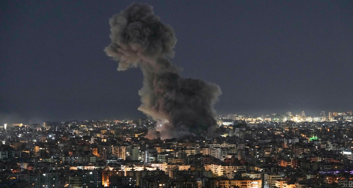<p>Rauch steigt auf von israelischen Luftangriffen in Dahieh, einem südlichen Vorort von Beirut.</p>