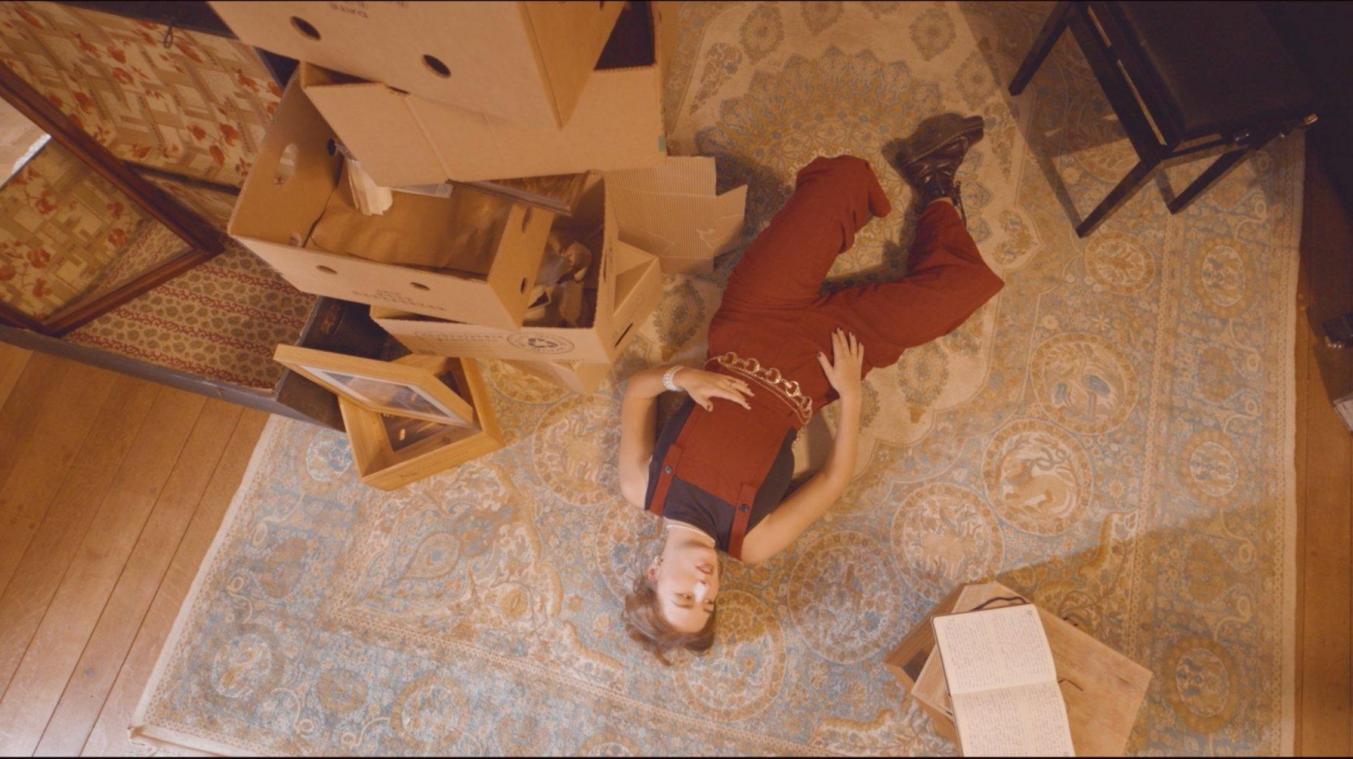 <p>Umzugskartons und Zwischenstationen: Im Clip zu „Éparpillée“ verarbeitet Elise Labiaux alias Eleggy ihren Aufbruch nach Brüssel und das Gefühl, zwischen zwei Welten zu stehen.</p>