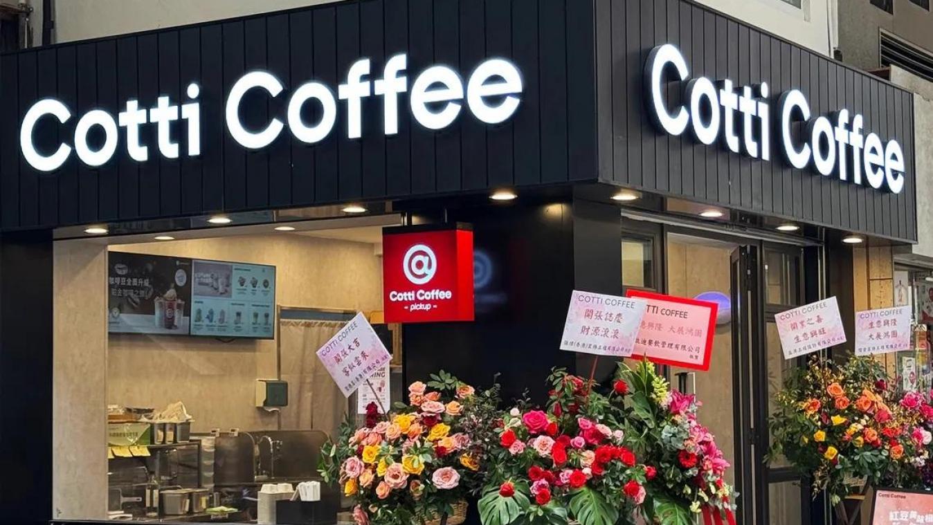 <p>Ein Blick von außen auf eine Cotti-Coffee-Niederlassung in Hong Kong</p>