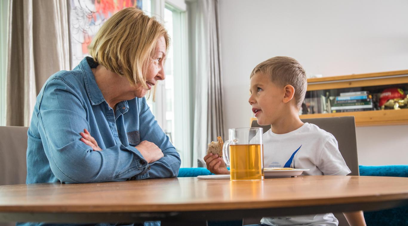 <p>Erwachsene sollten auf Kinder-Fragen zum Krieg eingehen und altersgerechte Antworten geben, um Ängste zu lindern.</p>