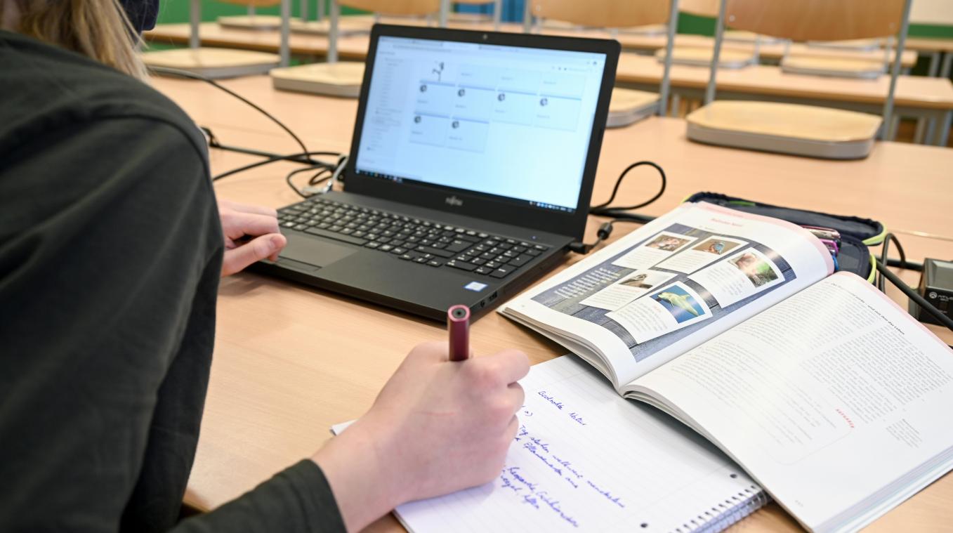 <p>Die Vivant-Fraktion fordert in Sachen Schullaptops mehr Transparenz über technische Schutzmaßnahmen, altersgerechte Filter und klare Zuständigkeiten bei zentral bereitgestellten Geräten.</p>
