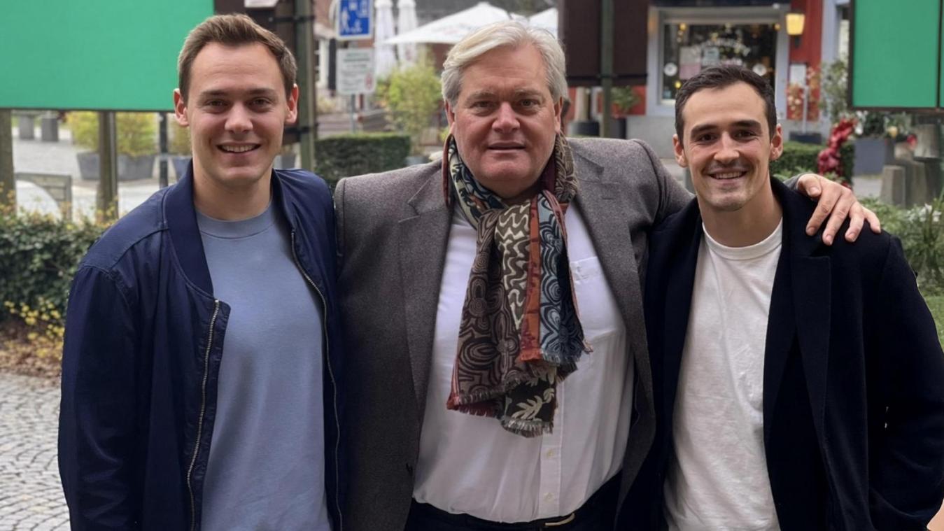 <p>Nationalspieler Nick Braun (rechts) mit Maximilian Kluth, Geschäftsführer von KW Sports (links), und Jean-François Hannosset, dem Präsidenten des Handball-Landesverbands</p>