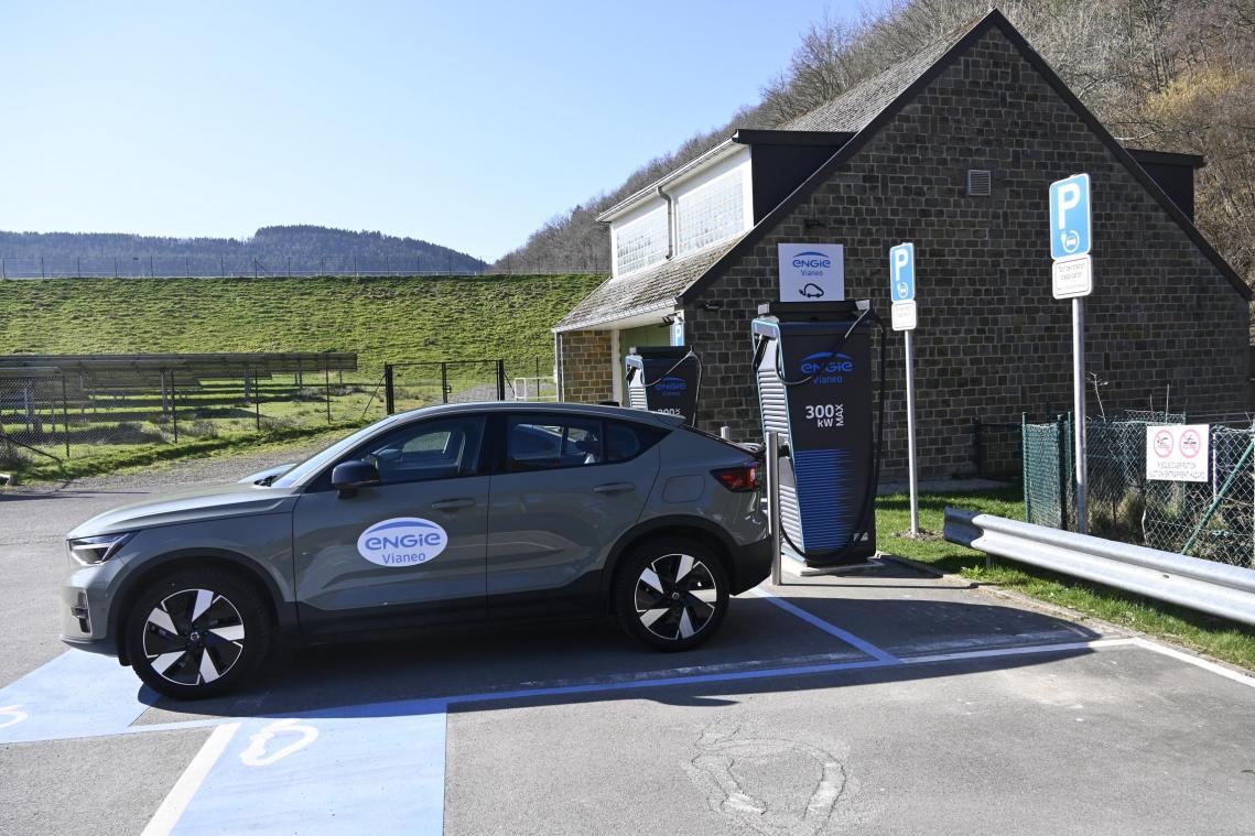 <p>Die beiden ultraschnellen Ladesäulen mit insgesamt vier Ladepunkten und einer Ladeleistung von 300 kW befinden sich auf dem großen Parkplatz unmittelbar am unteren Becken des Pumpspeicherkraftwerks Coo.</p>
