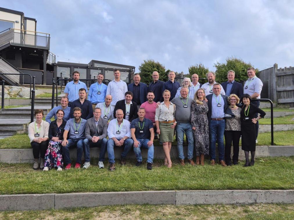 <p>In der Organisationsstruktur der Großmolkerei Arla soll der Genossenschaftsgedanke auch nach der Fusion mit DMK fest verankert bleiben. In der Vertreterversammlung Zentraleuropa von Arla vertreten Aufsichtsrat Marcel Goffinet (mittlere Reihe, 4.v.l.) und Belinda Geiben (vorne, 2.v,.l.) unter anderem auch die Interessen der 160 ostbelgischen Landwirte.</p>