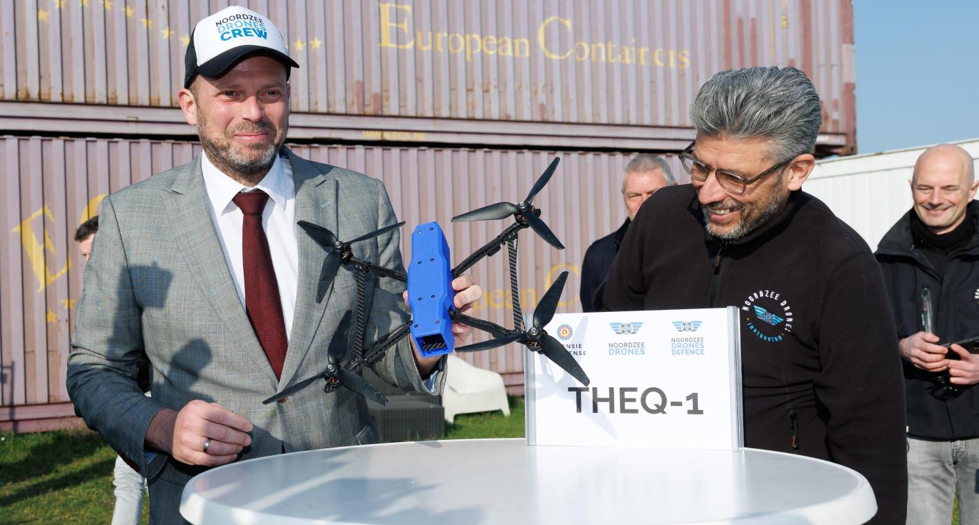 <p>Verteidigungsminister Theo Francken (links) präsentiert in Zeebrugge die neue Trainingsdrohne THEQ-1, die von Noordzee Drones entwickelt wurde und künftig zur Ausbildung von Soldaten eingesetzt werden soll.</p>