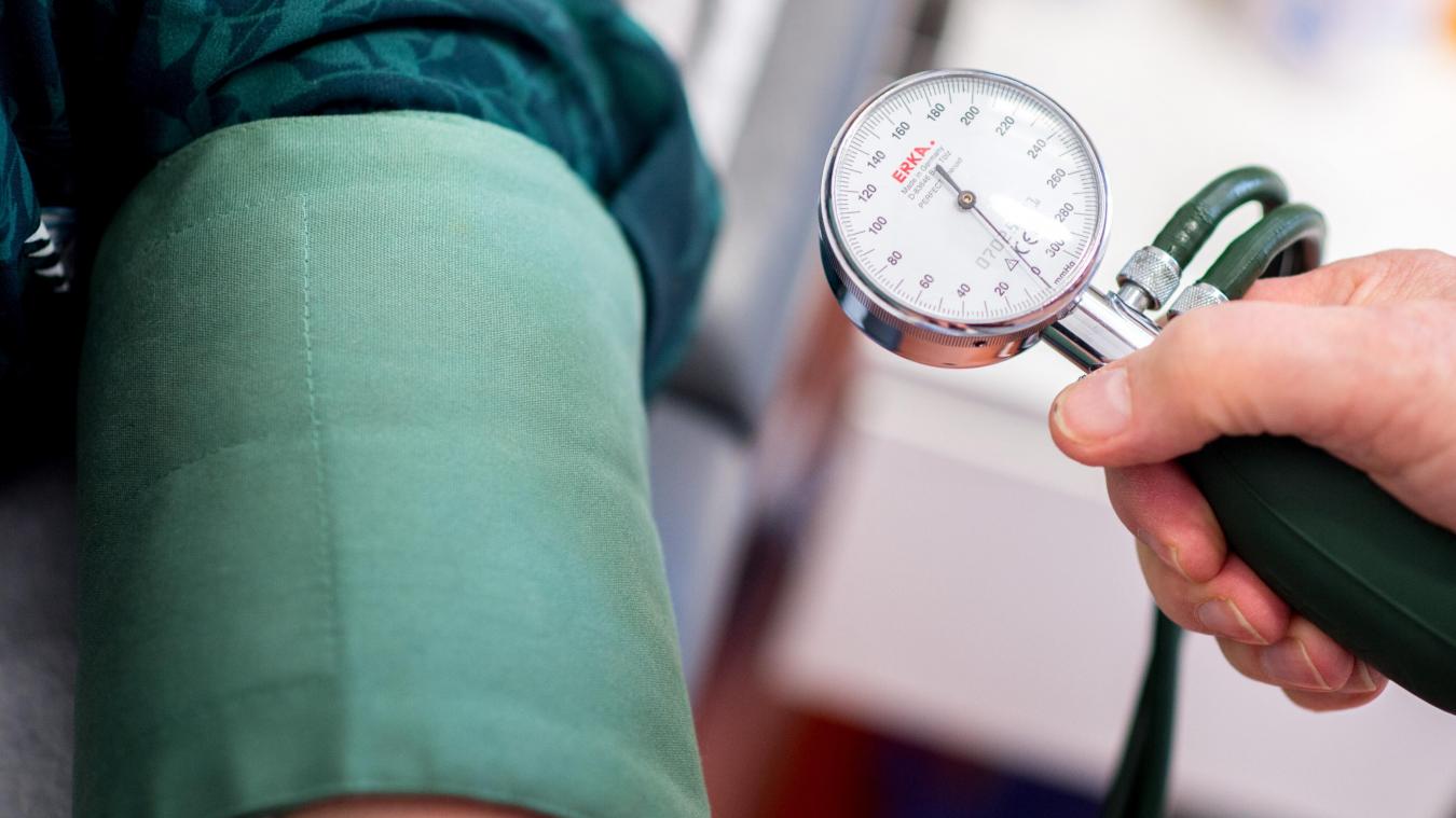 <p>Bei Vorsorgeuntersuchungen wird der Blutdruck gemessen: Eine Studie zeigt, dass viele Arbeitnehmer in Belgien unter erhöhten Blutdruckwerten leiden.</p>